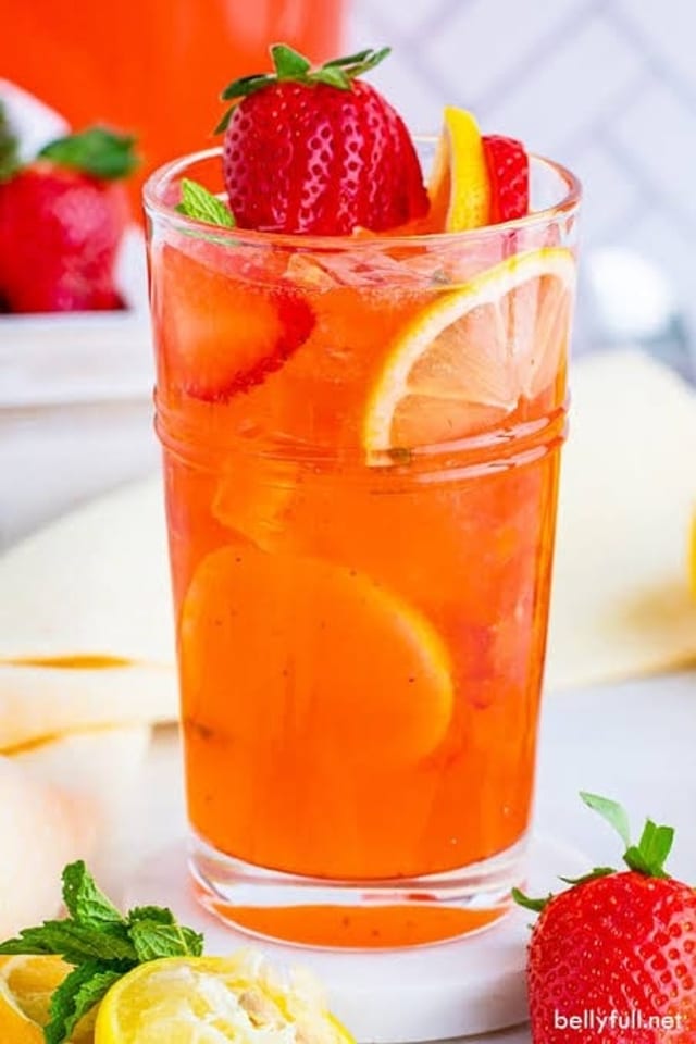 Fresh Strawberry Lemonade 20 oz..